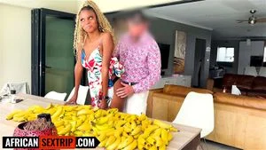 丰满双乳与翘臀 紧致美穴被大号白种阴茎在跨种族性爱中猛烈冲击