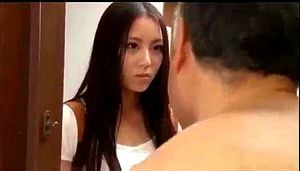 日本年轻女子与年长伴侣的激情时刻