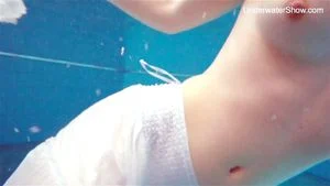 性感的俄罗斯女孩裸泳池中