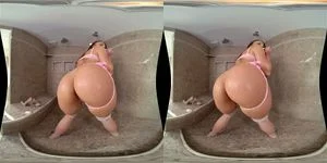 Gia Paige 淋浴时使用她的粉色肛塞