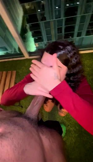 羞涩拉丁美女的大尺寸丁丁口交大公开