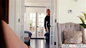 LoveHerFeet - 巨乳黑发熟妇 Ivy Lebelle 被接线员插入