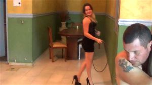 两位美丽残酷的女王洛雷娜与迪奥萨 - 在洛布蒂尼高跟鞋下遭受鞭打