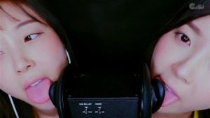 双胞胎耳语挑逗