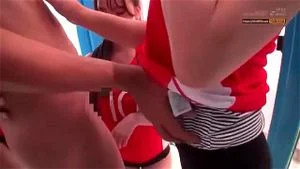 成熟母亲在排球活动中的亲密时刻