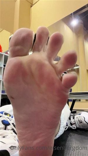 艾森伯格主导的汗湿足部诱惑