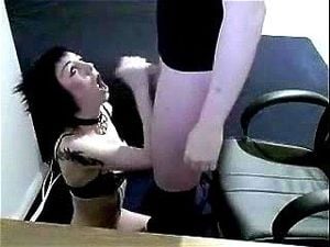 朋克女孩吹她的朋友
