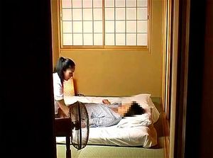 这位女士拥有令人惊艳的曲线和充满诱惑的魅力，她的表演充满热情与自信，为观众带来一场视觉与感官的盛宴。影片捕捉了她与另一位成年伴侣之间激情四溢的互动，展现了成熟女性之间的亲密与探索。场景设计精致，灯光营造出暧昧而迷人的氛围，适合喜欢欣赏成人内容中优雅与张力结合的观众。关键词：成熟女性、激情互动、成人娱乐、性感表演、亲密时刻。