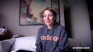 Holly和Julia进行一场性感的Skype实验
