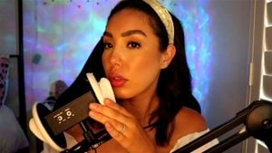 性感拉丁美女耳语舔耳ASMR
