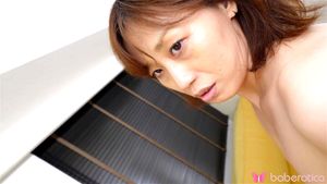 日本女士Kotone Aozora在沙发上自慰的4K视频