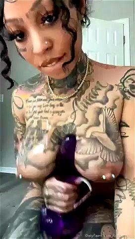 纹身浅肤色黑人美女
