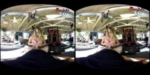 Naughty America Corinna Blake的衬衫总是兜不住她的双峰
