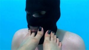 请告诉我这双性感美足属于谁……