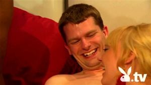一位白人妻子首次尝试大尺寸黑人的激情体验，为成人娱乐频道献上精彩内容。