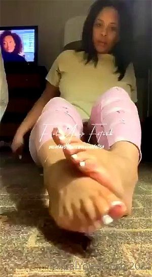 黑色大脚底