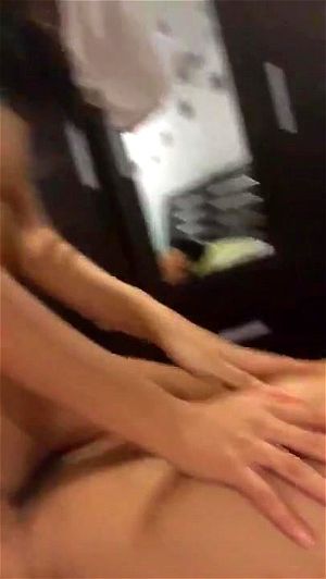 她跨坐静默