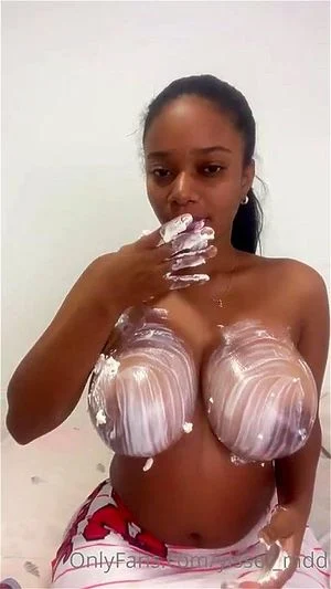 丰满巨乳黑美人激情喷发