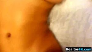 金发女星娜塔莉亚·斯塔尔引诱男人并被修剪过的阴户砸碎