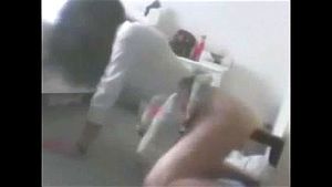 妻子使用黑色大号玩具自慰，同时为丈夫口交