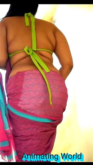 阿姨展示胸部与乳沟