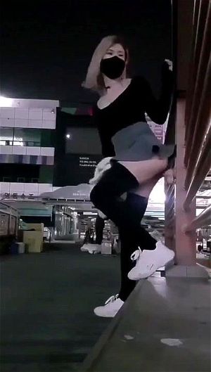 公开自慰 - 在公共场所进行自慰行为的成人内容，展现大胆与刺激的性体验。