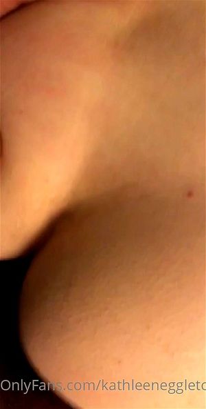 娇小的少女享受与黑人巨根的跨种族肛交，我在 hookmet.com 找到了她