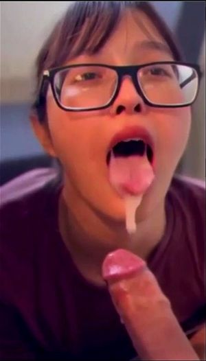年轻华人美女获得射精