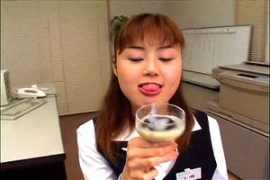 办公室女郎喜欢带精液酱的美食