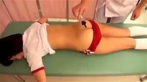 日本医生为患者按摩