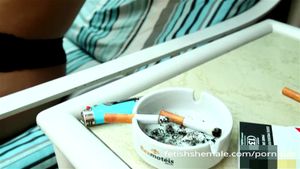 意大利人妖抽烟并揉搓她的奶子