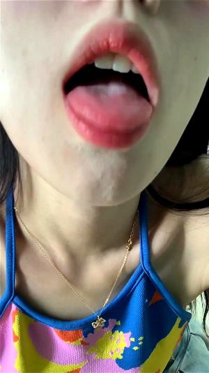 亚洲美女可爱舌头+足部诱惑挑逗