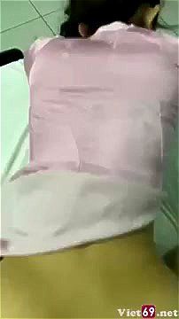 在传统奥黛中与性感女孩激情缠绵
