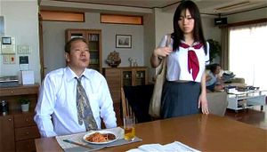 我已年过50，但看到继女早熟的巨乳，我实在无法自控