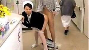 尽责的日本护士在公立医院悉心照料病人