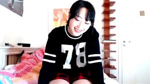 娇小亚洲女郎的翘臀与私密诱惑在线直播