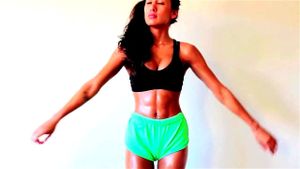 Amia Miley 火辣激情，汗水淋漓的成人影片。这位魅力四射的成年女演员展现极致诱惑，带来一场充满激情与感官享受的表演。场景中，她与成年伴侣共同演绎热力四射的互动，汗水交织，释放原始欲望。适合喜欢成熟性感、激烈动作的观众。关键词：成人视频，性感女星，激情场景，汗水，诱惑表演。