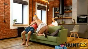 狩猎4K。家伙因让猎人操他可爱的金发女友而获得金钱