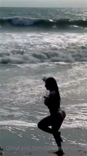 拉丁美女在海滩上被强壮的黑人男性尽情享受。