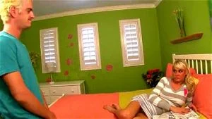 一位成熟女性协助她的伴侣处理勃起问题。<<<1>>>