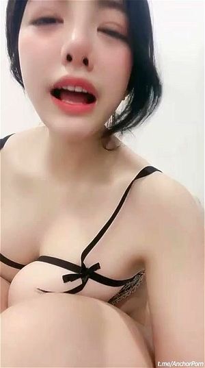 美丽女孩自拍时呻吟，非常诱人的私处