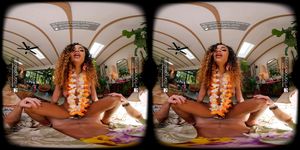 VR Bangers 与性感黑美人斯嘉丽·斯坎达尔的虚拟现实激情体验