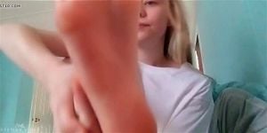 金发美女足部自慰