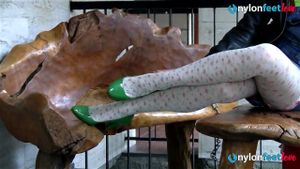 金发少女穿着白色和黑色丝袜挑逗脚