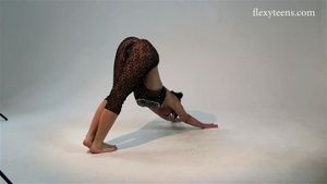 索菲亚·格努托娃 (Sofia Gnutova) 张开美丽的双腿