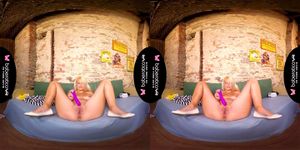 金发女郎独奏，Izzy Delphine 在 VR 中自慰
