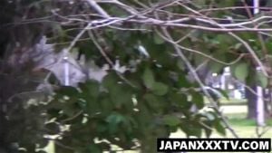 丰满的日本娇小胸部在公共场合激发窥视欲