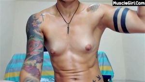 健美肌肉女