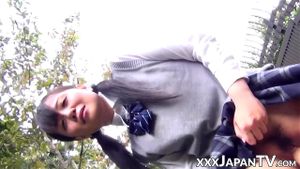 娇小的日本女郎探索弹性成人玩具的乐趣