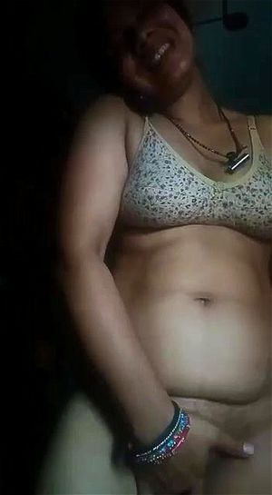 穆斯林妻子在电话中与情人说脏话